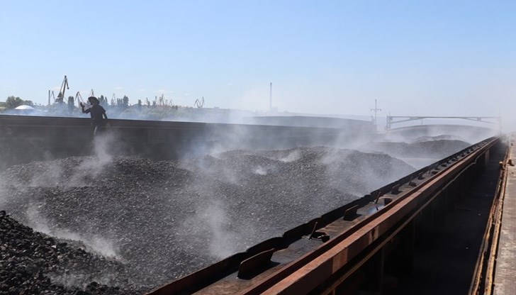 Русенци вече с дни се тровят от дима, който бълват тлеещите баржи в река Дунав