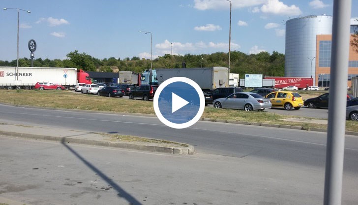 Километрични опашки от автомобили на два ключови булеварда