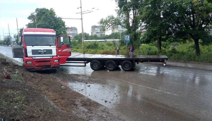 Завъртял се е на голямата локва, сподели очевидец