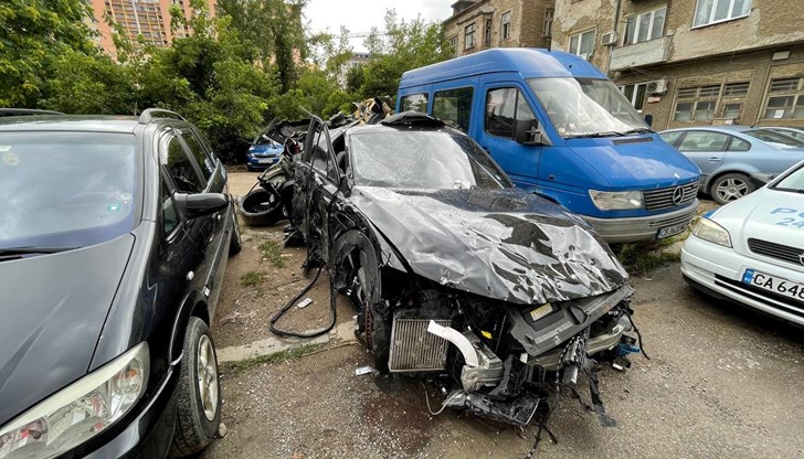 Катастрофиралите автомобили са на открито и всеки има достъп до тях