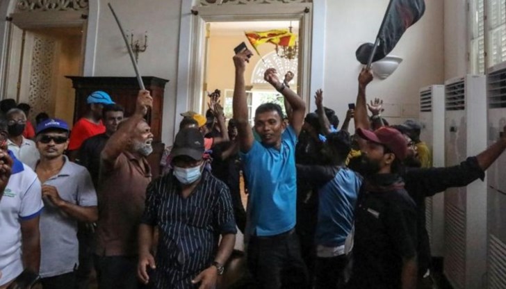 Протестиращи щурмуваха двореца на президента и празнуваха в басейна му