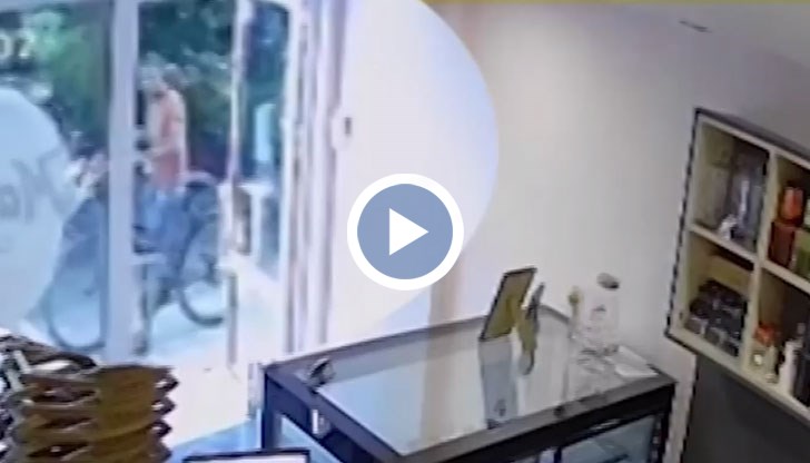 Радостта на детето обаче трае едва час, след като му е подарена