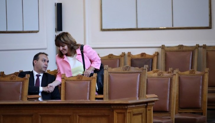 Костадин Костадинов определи законопроекта като "диктат" и съобщи, че ПГ няма да го подкрепи