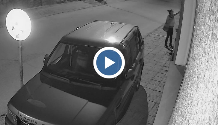 Младата жена упорито дърпа пердето, което я затруднява, но след доста усилия успява да го прибере и спокойно продължава по пътя си