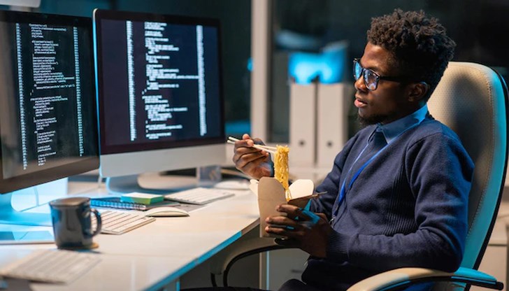 Мозъкът не фиксира обема на изяденото пред монитора Мозъкът не фиксира обема на изяденото пред монитора