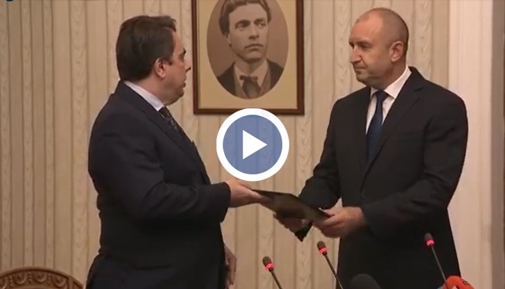 "Продължаваме промяната" върнаха мандата на президента Румен Радев