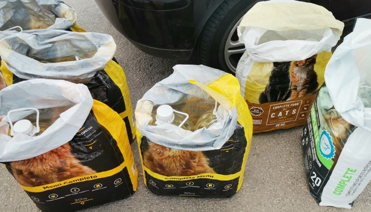Митническите служители от ТД Митница Русе задържаха 120 литра спирт, укрити в пакети от храна за животни в багажника на лек автомобил