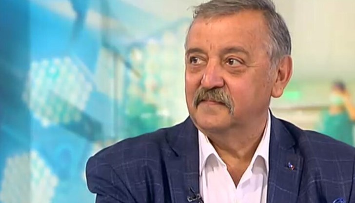Новият вариант се кара доста по-леко, но ако много хора се разболеят, ще има и по-тежки случаи, допълни професорът