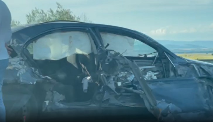 По превозните средства се виждат значителни материални щети