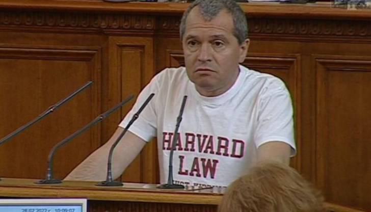 Той се появи облечен с тениска с надпис  "Harvard law"