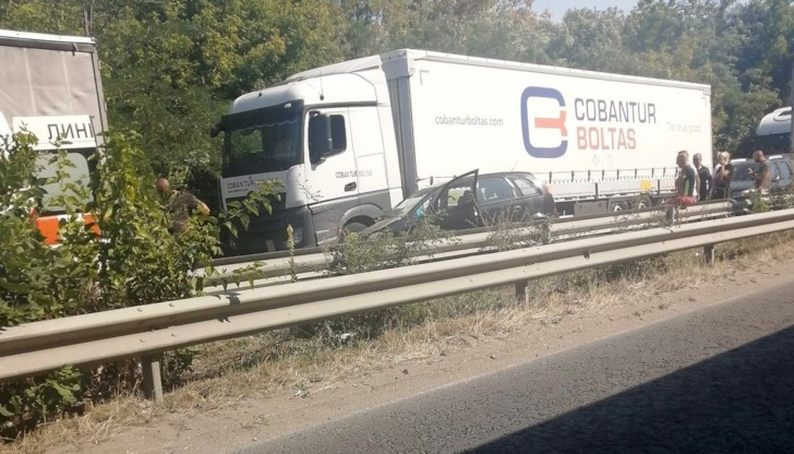 Лекият автомобил, управляван от мъж на възраст над 70 години,