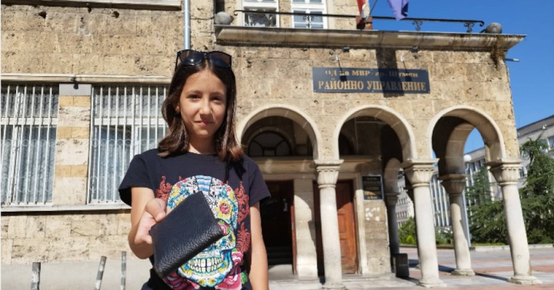 Момиче на 11 години от Шумен намери и върна портмоне