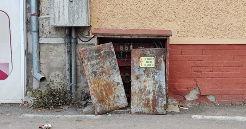 Преди ремонтните дейности на ВиК то е било здравоЕлектрическо табло