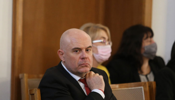 Разглеждането по същество на двете предложения за отстраняването му са