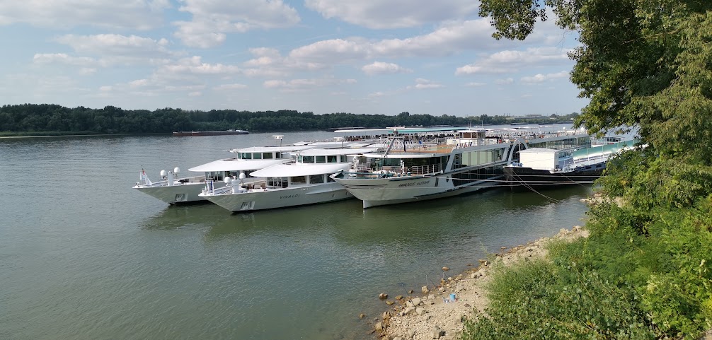 В унгарския Дунав всяко селце има понтони за приставане на