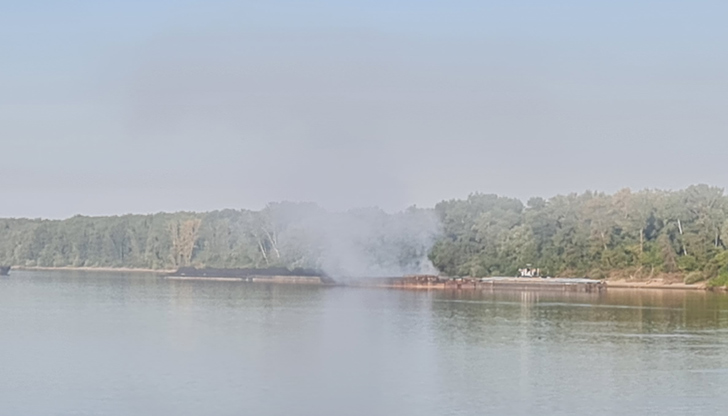 Горяща баржа с въглища в река Дунав е причина за