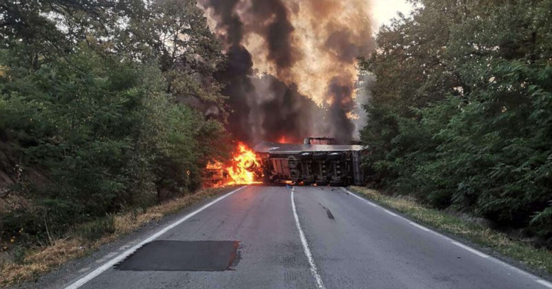 Вследствие на удара товарните автомобили се самозапалватЧелен удар между два