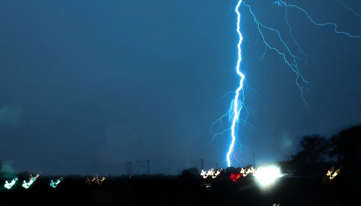 Силни бури и градушки нанесоха снощи щети в части от