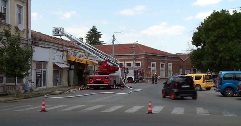 Пожар обхвана покриви на три сгради, които се намират близо