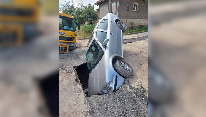 Кола пропадна в дупка на улица в русенския квартал "Долапите".За