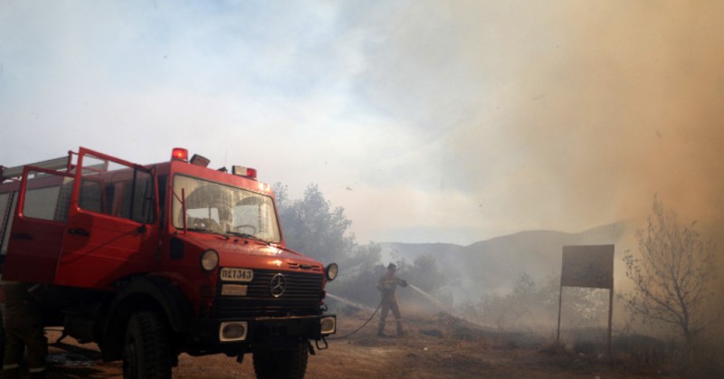 Тежка битка с мащабни пожари водят огнеборците в ГърцияСледобед избухнаха