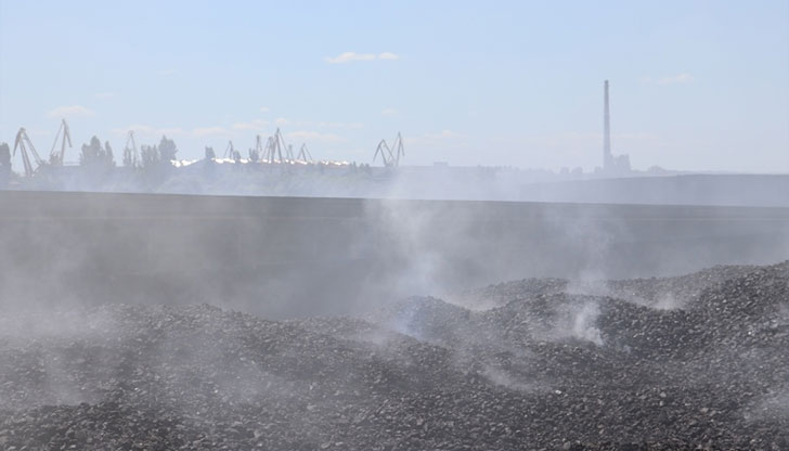 Изпращат плаващ кран и празна баржа към платформата със запалените