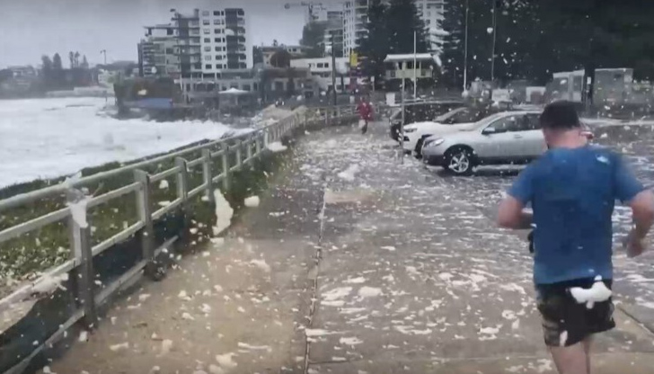 Стотици парчета летяха във въздухаСилни ветрове разнесоха морска пяна по