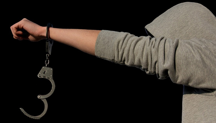 Непълнолетни лица за задържани неправомерно в ареста в Русе.Това твърди