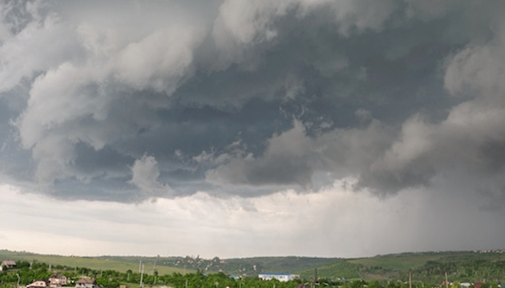 През нощта от северозапад ще премине слабо изразен студен фронт.Ще