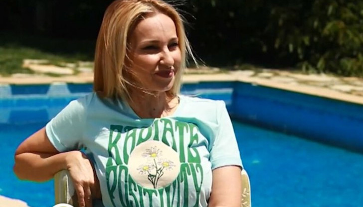 Майка, певица, телевизионна водеща, художник по образование и дизайнер -