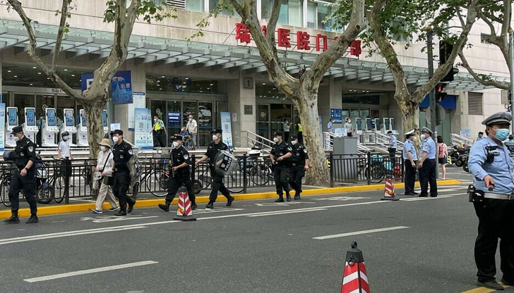 Четирима души в известна болница в Шанхай днес бяха ранени