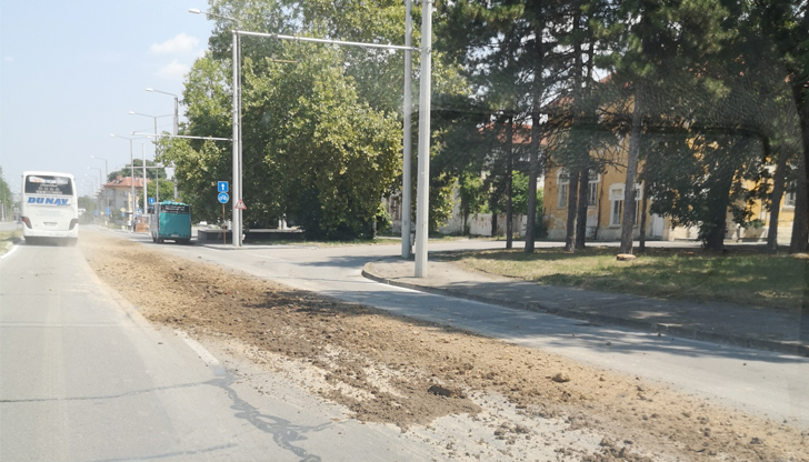 Разсипан товар по булевард "Тутракан".От неизвестен камион е изсипана пръст