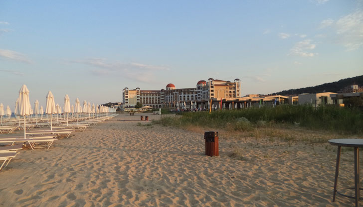Градските плажове на Бургас и Варна са с най-евтина сянкаНов