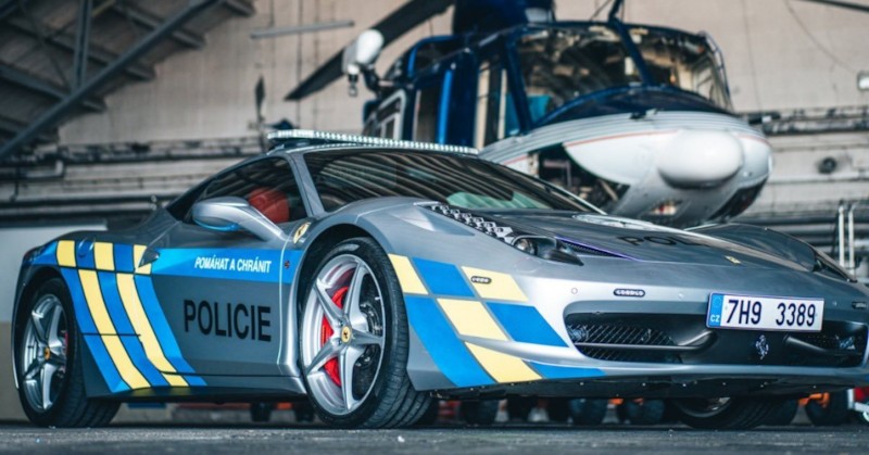 Спортният модел може да развие скорост от над 320 километра