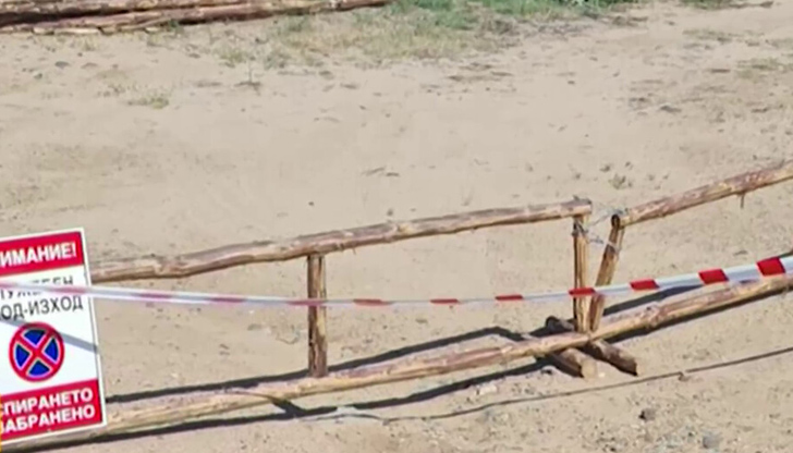 По цялата зона на плажа има ограждения и е спрян