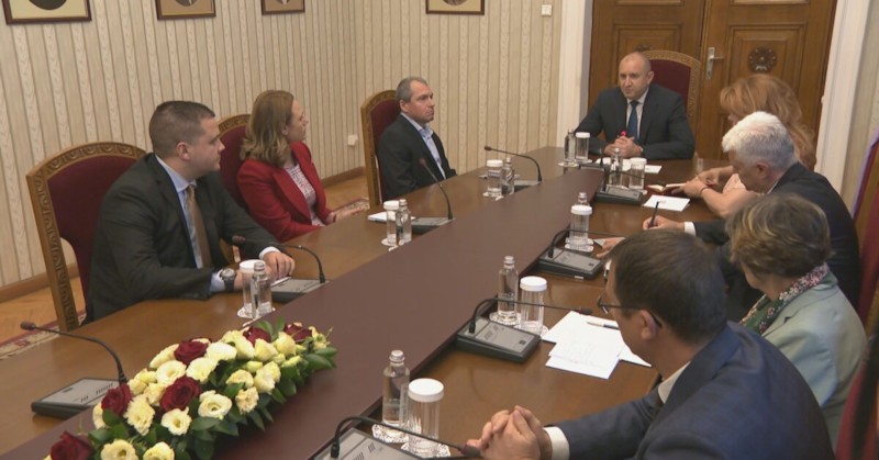 Президентът Румен Радев седна на масата за консултации с представители