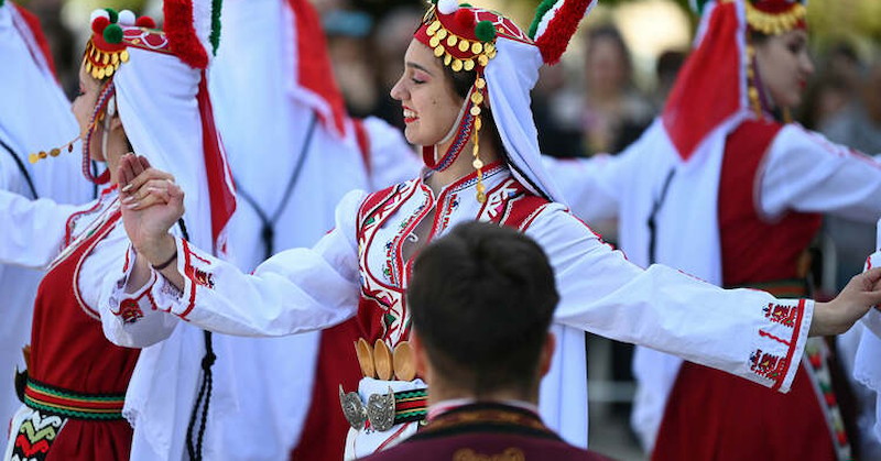 Инициатори са фолклорен танцов състав "Зора" и Общинският младежки домДетска
