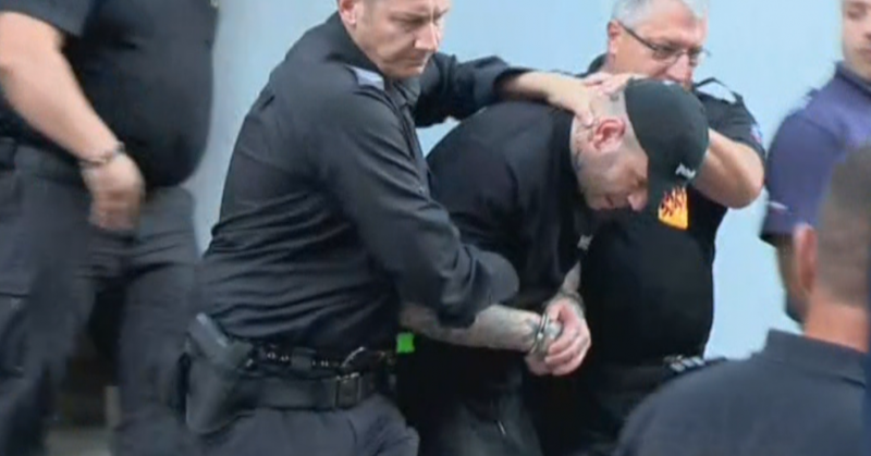 Опитал е да се нахвърли върху прокурорката, която му е