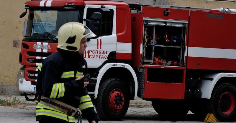 Причините за пожара се разследватЧетири автомобила са изгорели в Перник