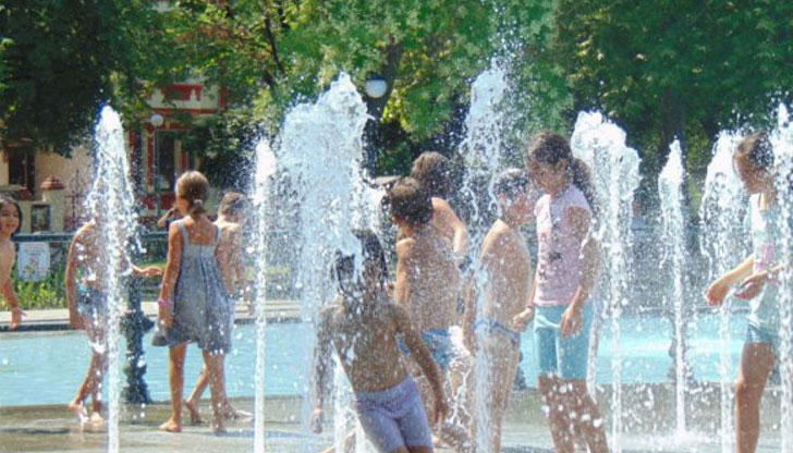 Температурата на морската вода е 24&deg;-26&deg;Днес ще е предимно слънчево.