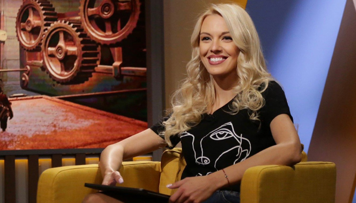 В последния ден от седмицата блондинката хапва палачинкиСексапилната водеща смята,