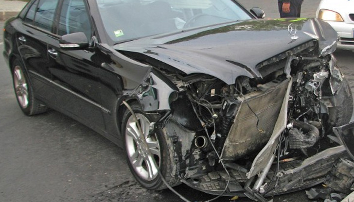 Кола се вряза последователно в хидрант и рекламно пано на