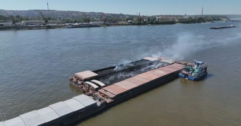 Пожарът е обхванал и втора баржа и има опасност да