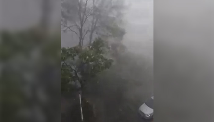 Силна буря връхлетя румънския град Крайова.За това научаваме от публикация