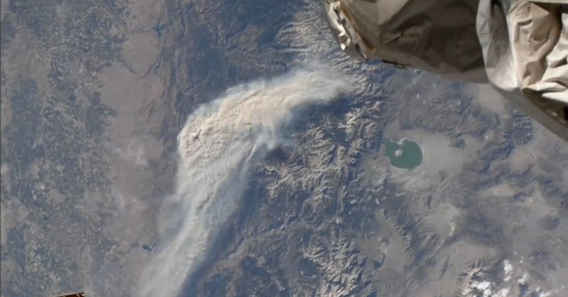 Продължава да бушува големият горски пожар, който избухна в петък