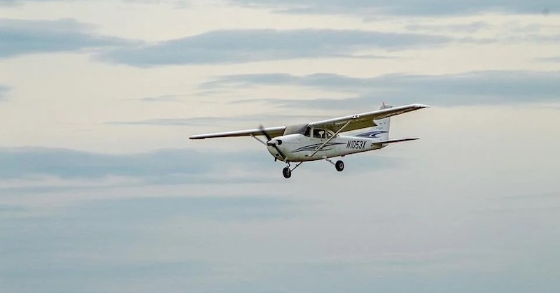 Самоличността на пилота на малкия самолет е установена, но се