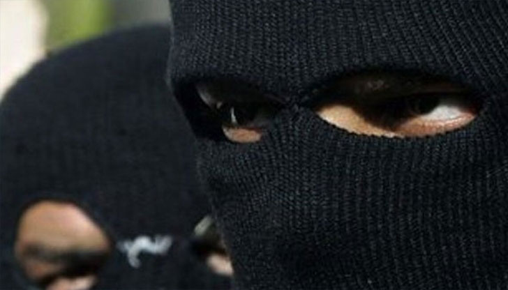 Оказа се, че оръжията са пластмасови детски играчкиДвама маскирани с