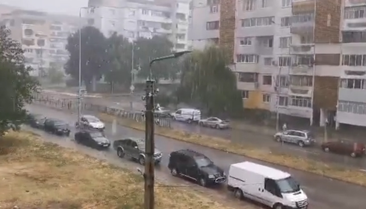 Проливен дъжд се изсипа над град РусеИнтензивният дъжд е придружен