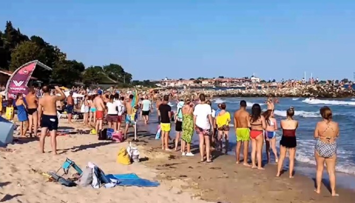 Спасители предотвратиха трагедия с групово удавяне на южния плаж в