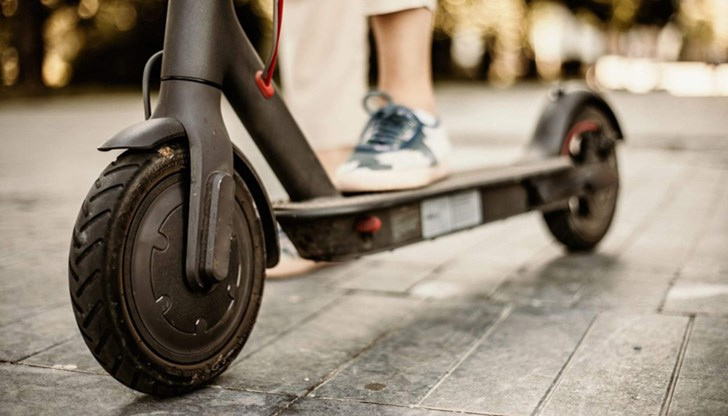 Водачът на тротинетката е загубил управление и е паднал на